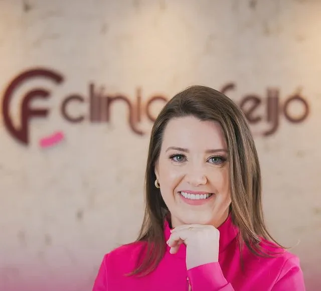 Dra. Djully Fortkamp na recepção da clínica