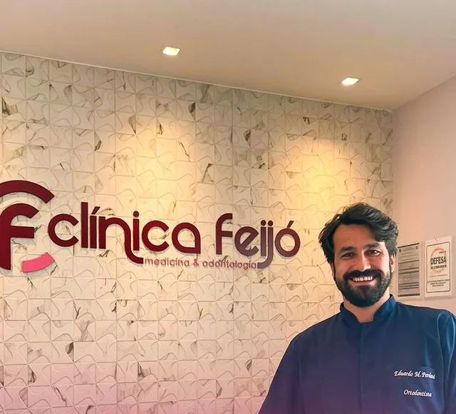 Dr. Eduardo Maciel Perdoná na recepção da clínica