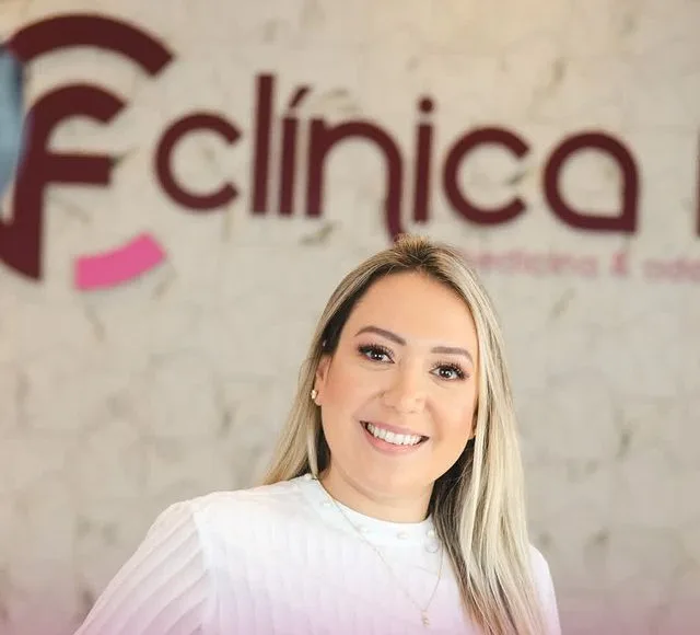 Dra. Natacha Feijó Pereira Thiesen na recepção da clínica