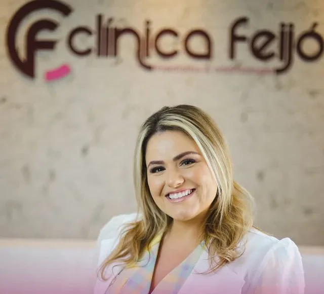 Dra. Nicoli Kulba Perboni na recepção da clínica