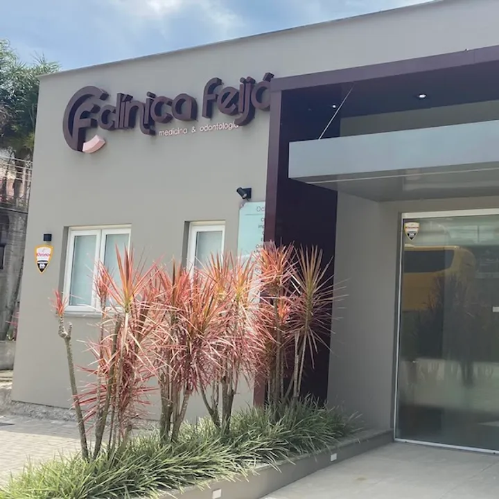 Fachada da clínica de dia, com o letreiro e o jardim na entrada
